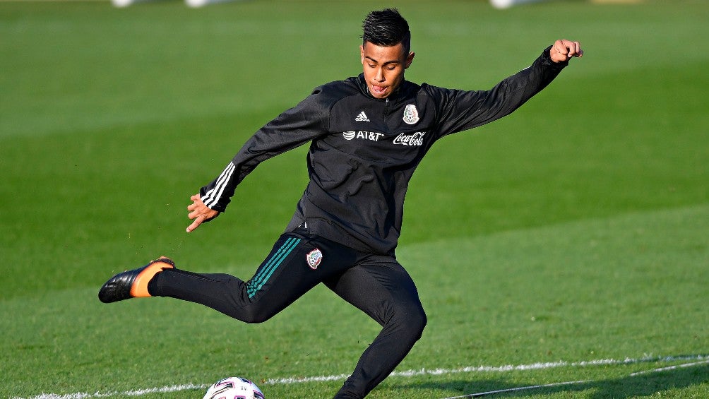 Efraín Álvarez en entrenamiento con el Tri Mayor