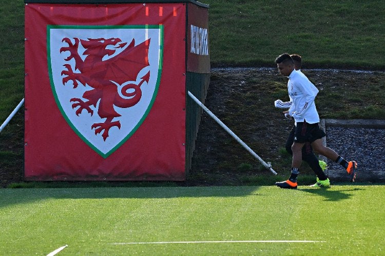 Efraín Álvarez en entrenamiento con el Tri Mayor