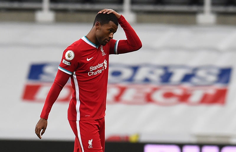 Georginio Wijnaldum durante un duelo con el Liverpool 