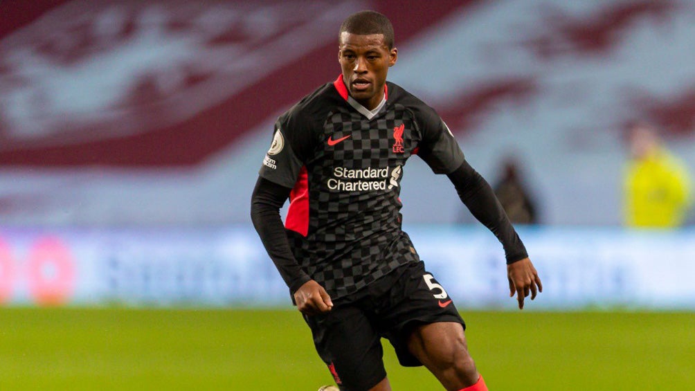 Georginio Wijnaldum durante un duelo con el Liverpool 