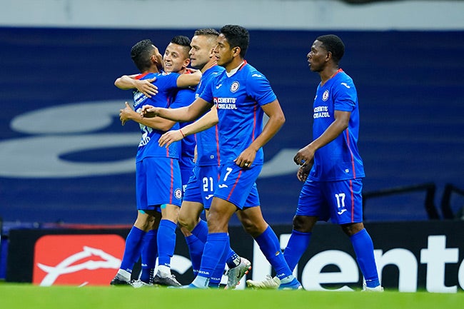 Jugadores de Cruz Azul se abrazan tras un tanto celeste