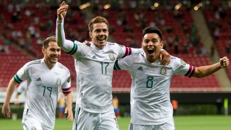 Córdova celebra su gol ante Costa Rica con Rodríguez