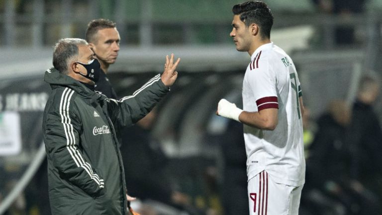 Tata Martino y Raúl Jiménez 