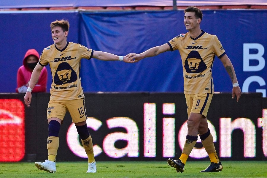 Dinenno y Waller celebrando un gol