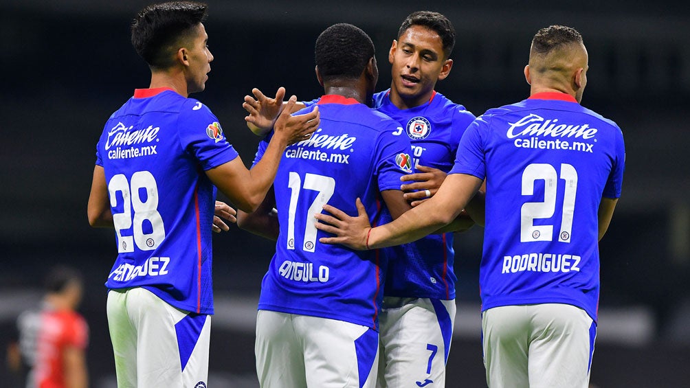 Jugadores de Cruz Azul festejan un gol