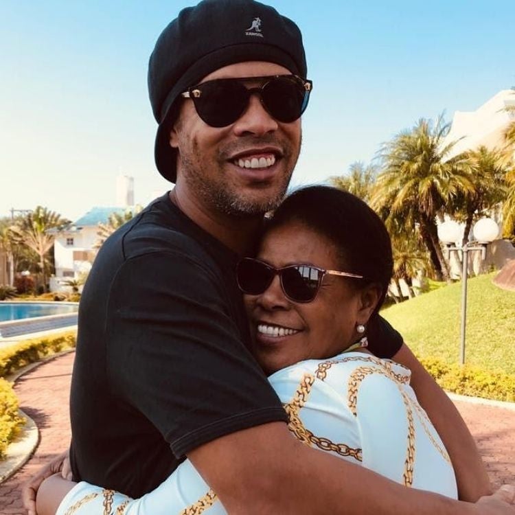 Ronaldinho junto a su madre