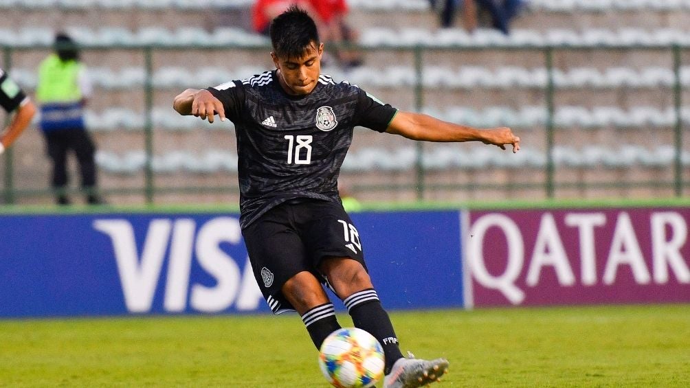 Efraín Álvarez en un partido con la Selección 