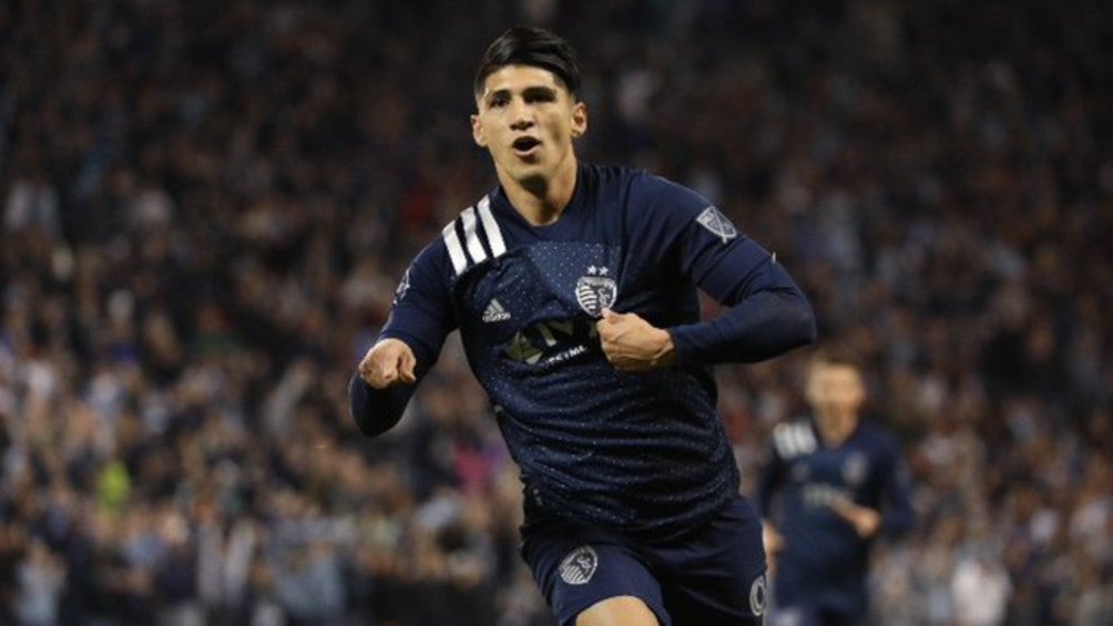 Alan Pulido celebra gol con el Sporting Kansas City