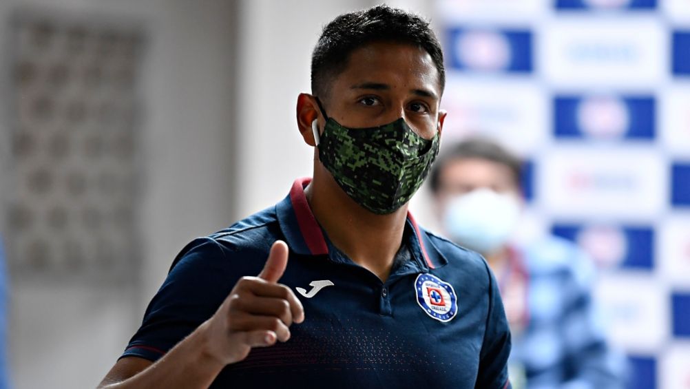 Luis Romo previo a un partido de Cruz Azul