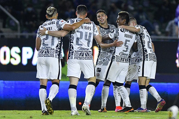 Jugadores de las Águilas festejan un gol 