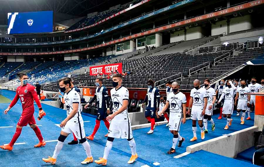 Jugadores de Pumas y Monterrey salen a la cancha con cubrebocas