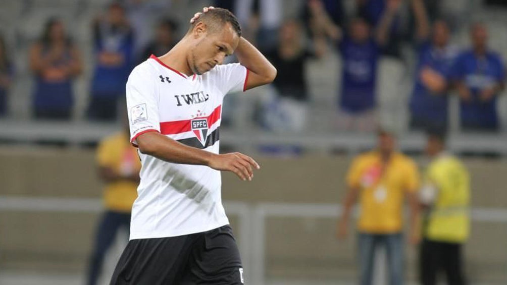 Luís Fabiano durante un duelo con el Sao Paulo 