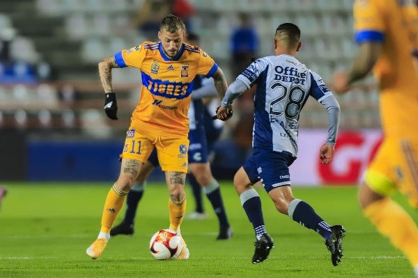 Nico López, delantero de Tigres de la UANL, en acción frente a Pachuca