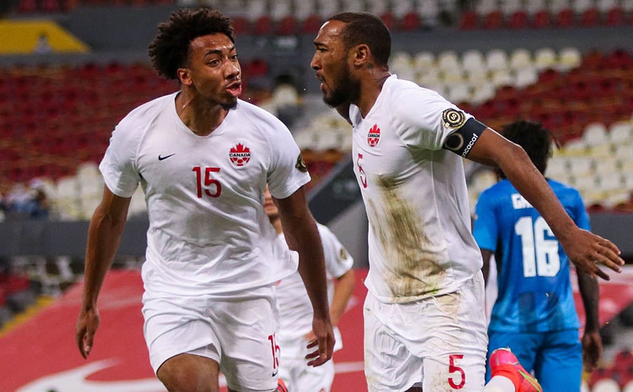 Jugadores de Canadá celebran gol ante Honduras