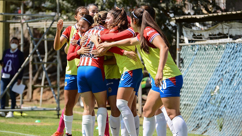 Jugadoras de Chivas Femenil festejan un gol