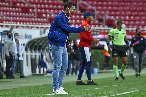 El Chore Mejía en un partido de Chivas Femenil 