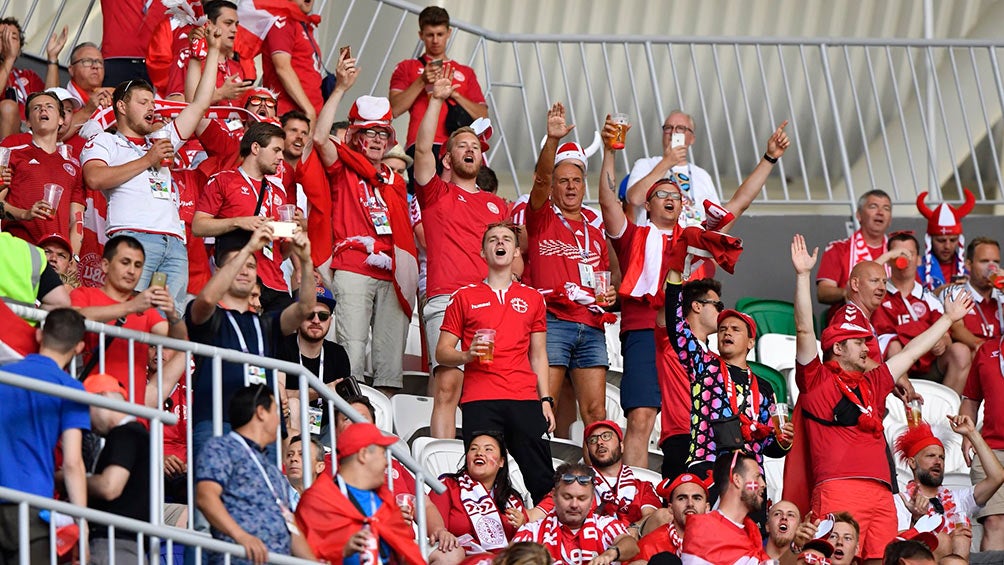 Fans daneses apoyan a su selección en un estadio