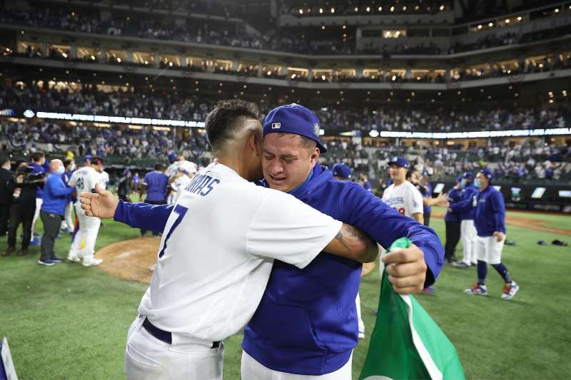 Julio Urías y Víctor González en festejo