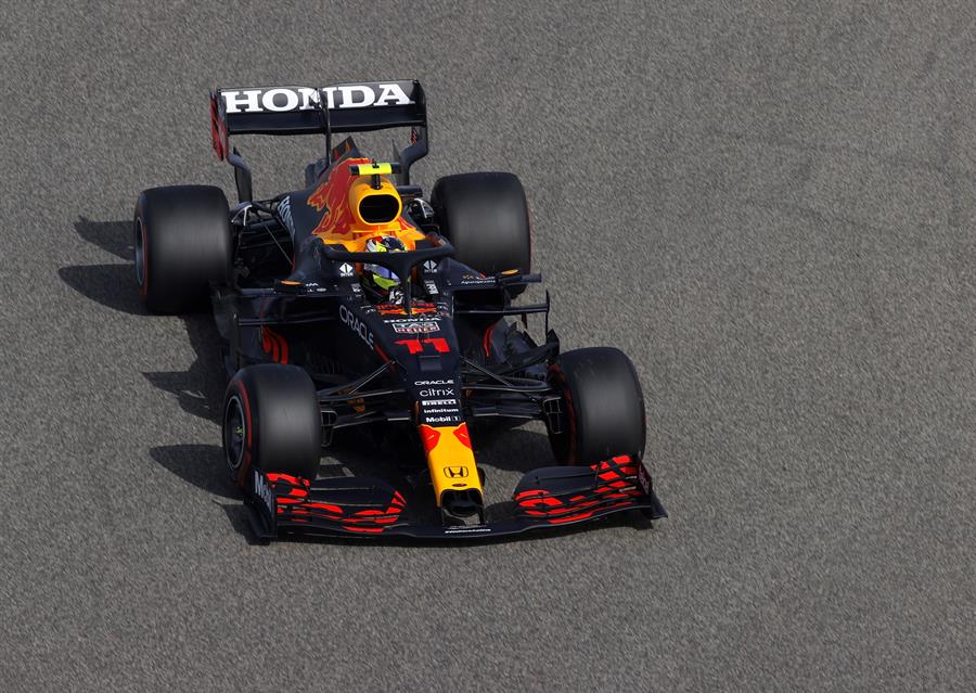 Checo Pérez durante una práctica con Red Bull