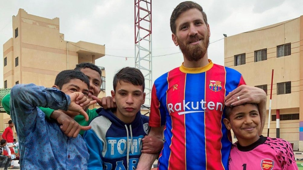 Islam Battah visitó un orfanato como el doble de Messi