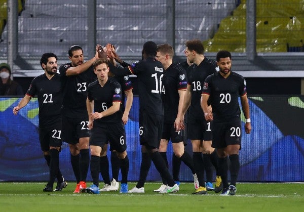 Selección de Alemania celebrando anotación contra Islandia