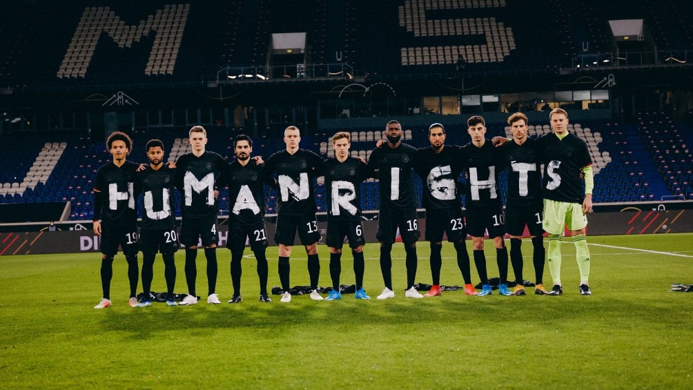 Selección de Alemania protesta con playeras durante el himno nacional en partido contra Islandia, camino al Mundial de Qatar 2022