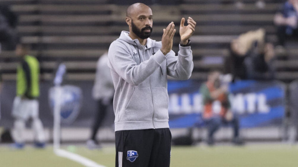 Thierry Henry observa un duelo en la MLS 