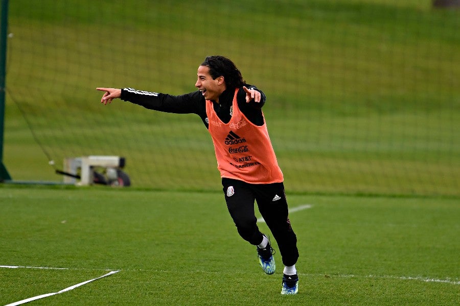 Diego Lainez durante un entrenamiento con el Tri