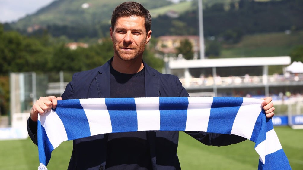 Xabi Alonso posa con una bufanda de la Real Sociedad 