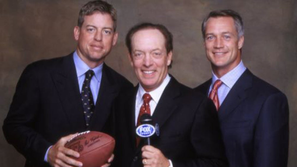 Dick Stockton posa en medio de la imagen durante su etapa en Fox