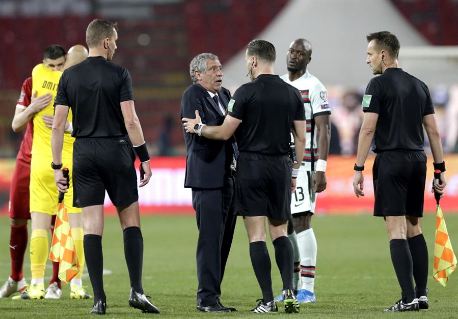 Danny Makkelie platicando con Fernando Santos