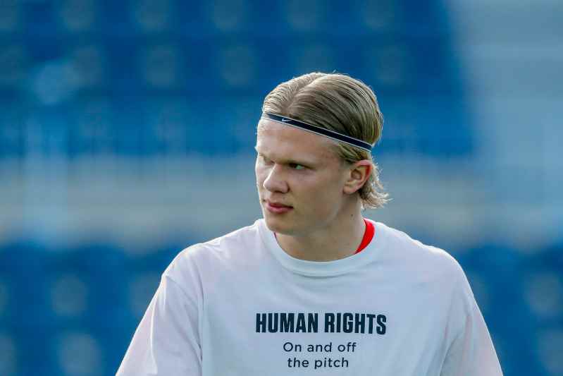 Haaland con la playera "Derechos humanos dentro y fuera del campo"