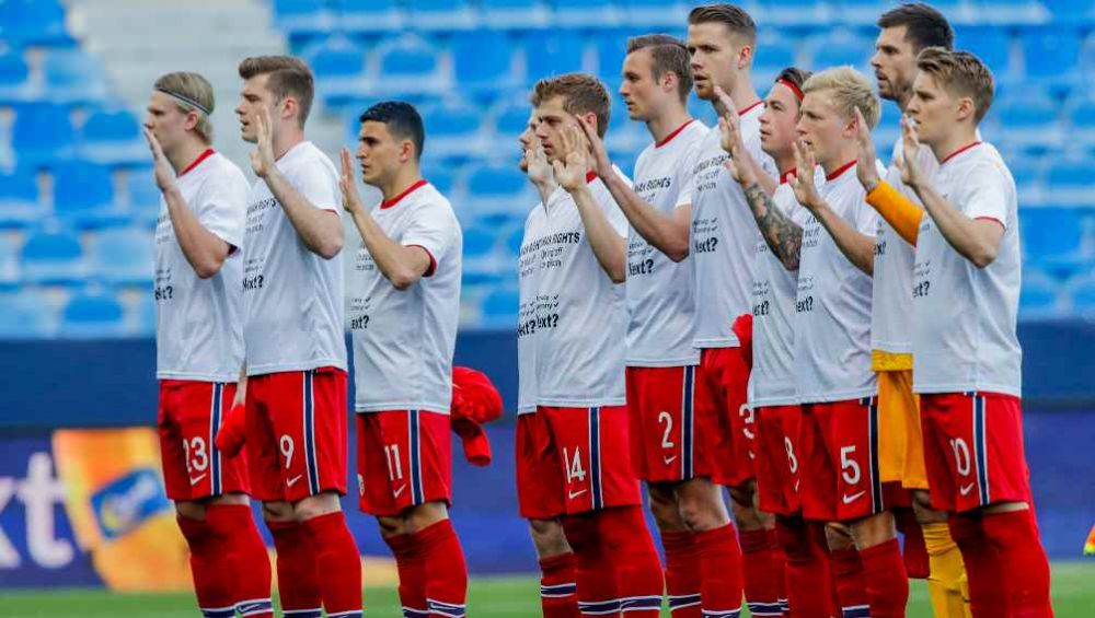 Jugadores de Noruega entonando su himno nacional