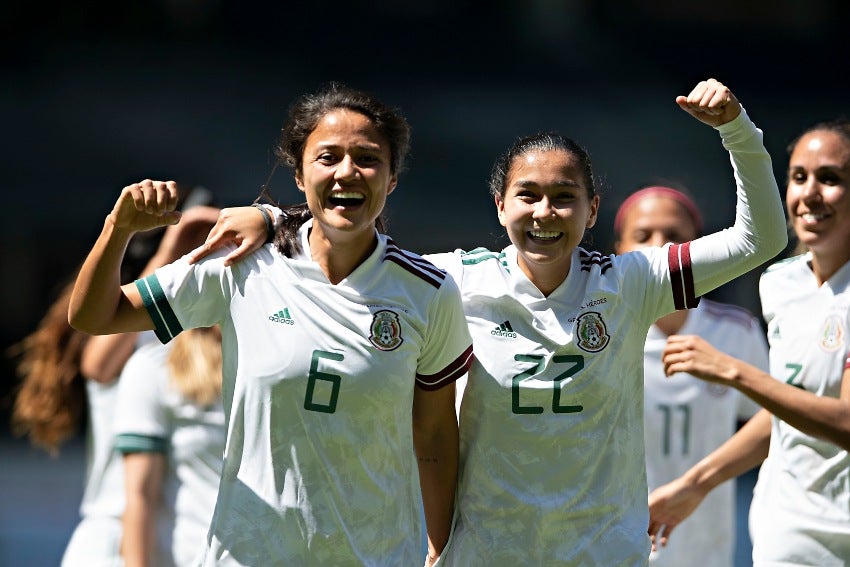 Nicole Pérez con Rebeca Bernal en un partido de la Selección Mexicana