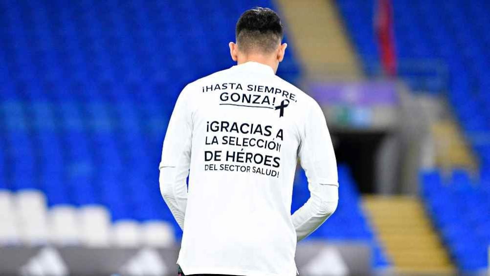 Jugador del Tri con la camisa en homenaje a Gonzalo Saldaña