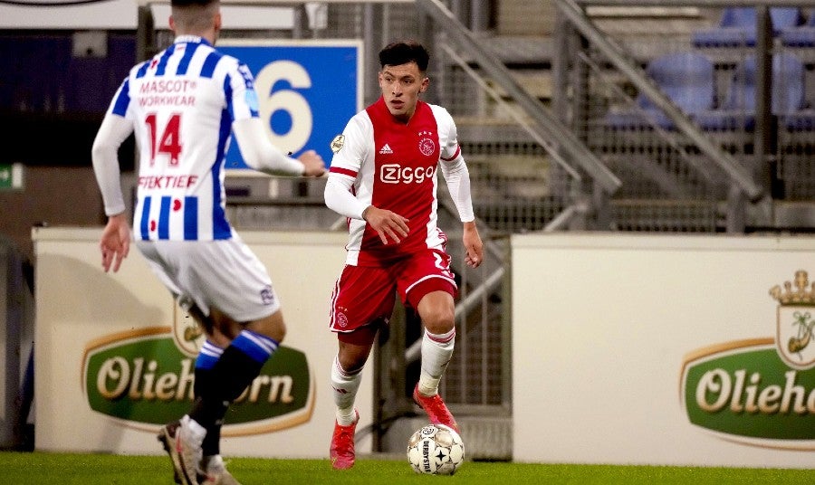 Lisandro Martínez durante un partido con Ajax