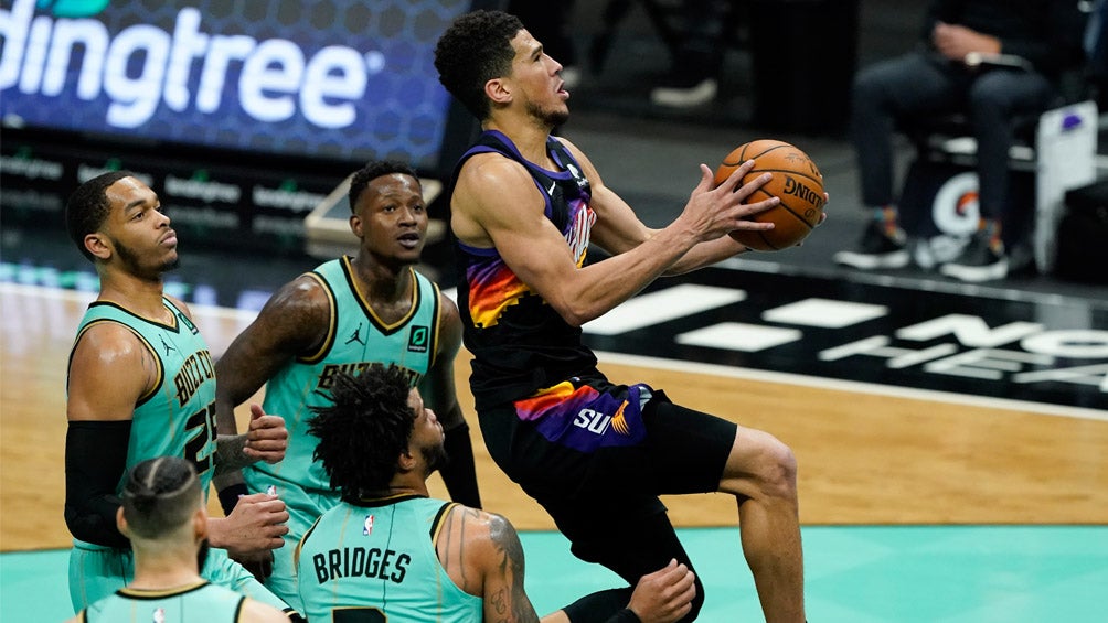 Devin Booker se prepara para anotar contra los Hornets