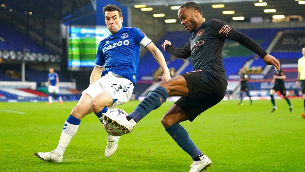 Raheem Sterling en acción frente al Everton