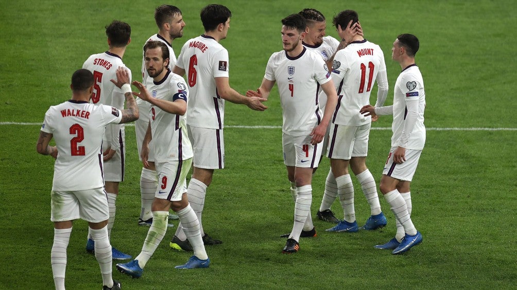 Selección Inglesa celebra marcador contra Albania