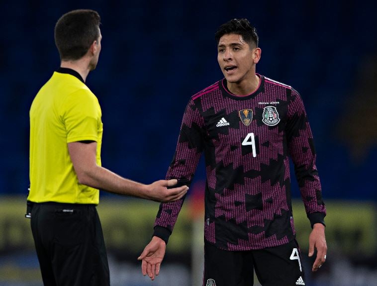 Edson Álvarez durante un partido con el Tri