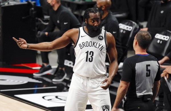 Harden reclama al árbitro