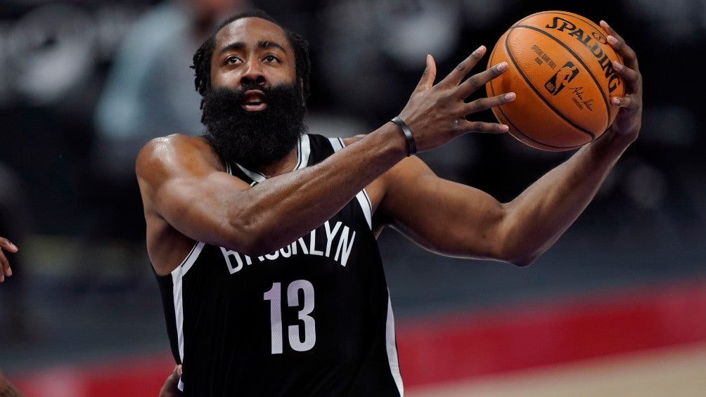 Harden se aproxima al aro en un juego de los Nets