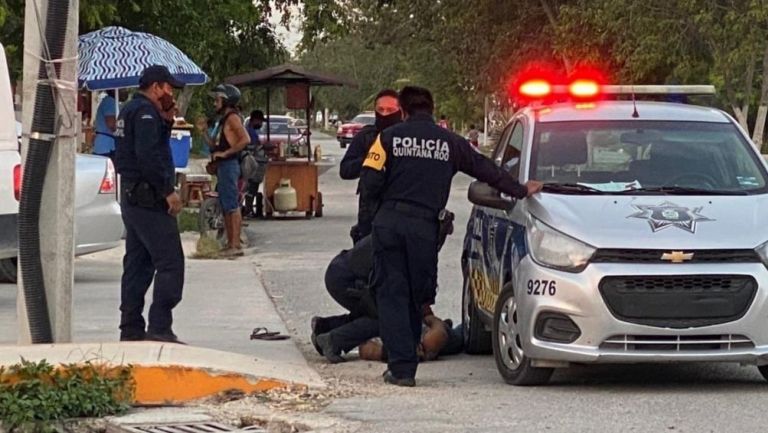 Policías sometiendo a la mujer