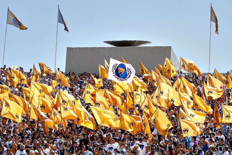 La Rebel en partido de Pumas