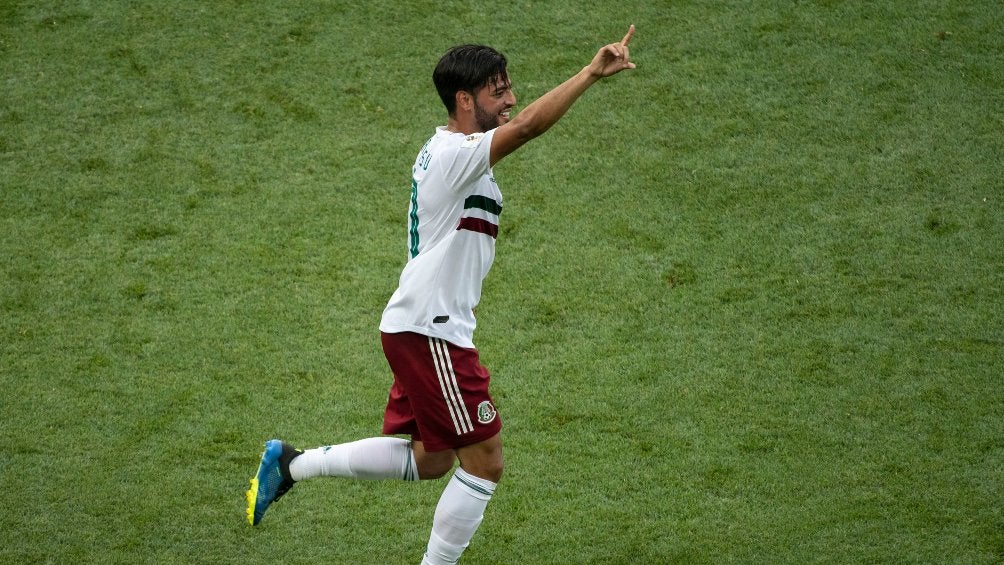 Carlos Vela durante un partido con México