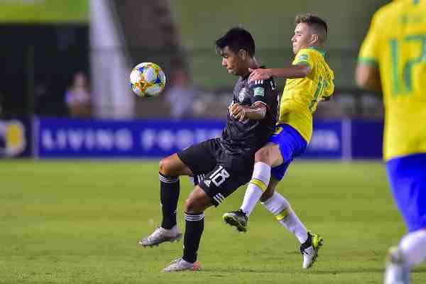 Efraín Álvarez en acción ante Brasil en la Final del Mundial Sub 17