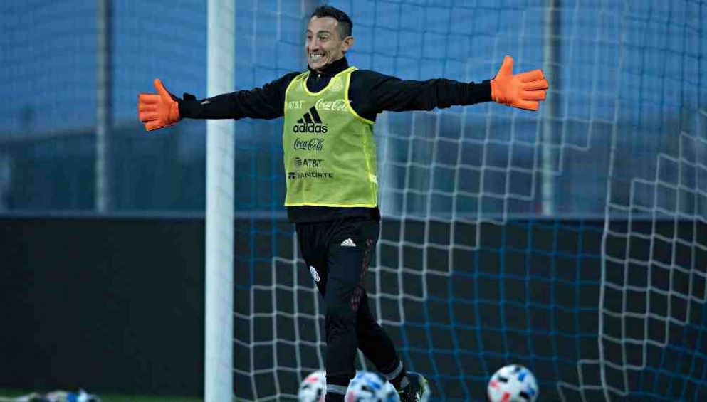 Andrés Guardado en práctica en Austria