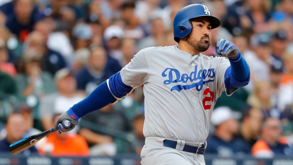 Adrián González durante un partido con Dodgers