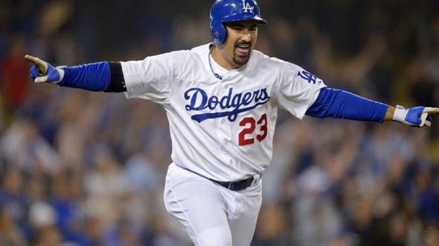 Adrián González durante un partido con Dodgers