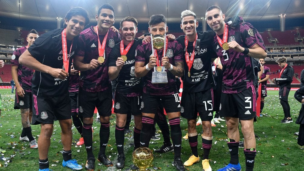 Alexis Vega festejando junto a sus compañeros de Chivas